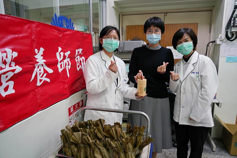 不少同仁響應募心募愛快閃活動，都趕來贊助「月桃米豆飯包」，左為張慧芳營養師、右為營養科主任劉詩玉。