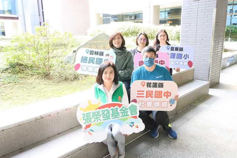 張榮發基金會執行長鍾德美與偏鄉四校校長合影