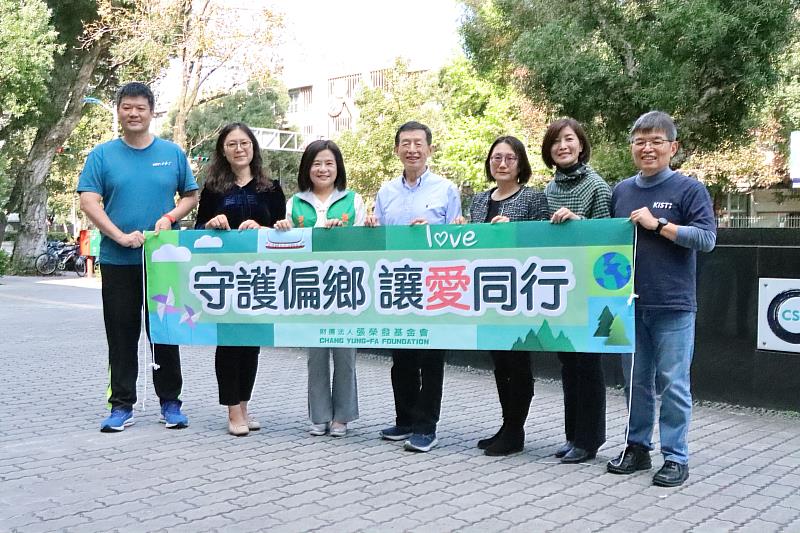 張榮發基金會執行長鍾德美（左三）、誠致基金會前董事長方新舟（左四）與偏鄉四校校長合影留念