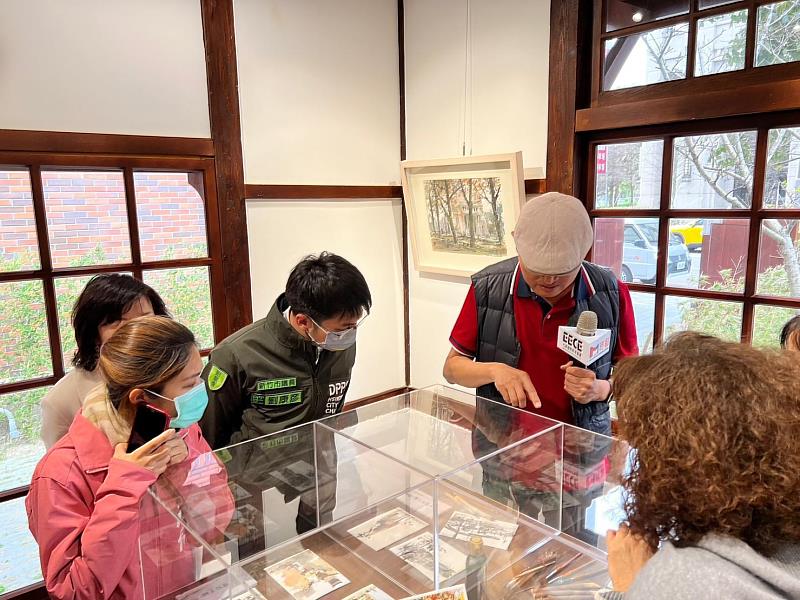 姚植傑老師向民眾展示常用的木頭筆及畫具