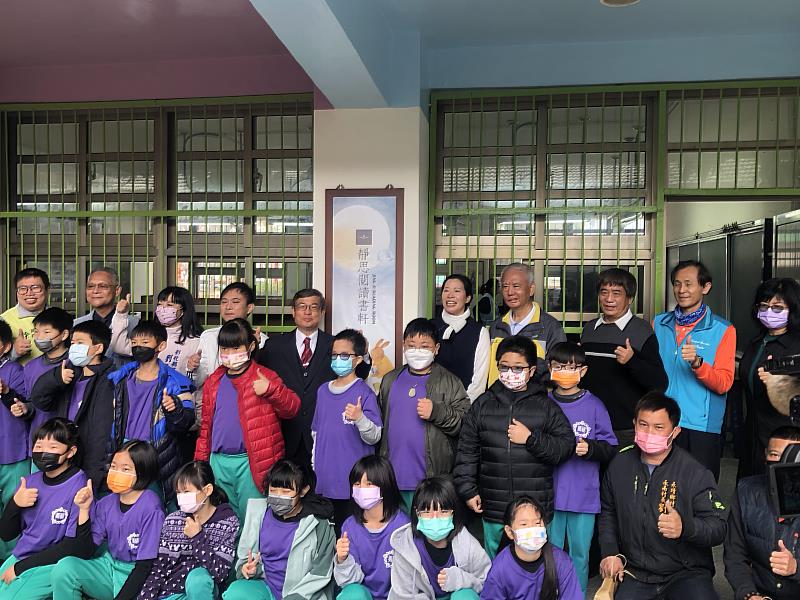 福德國小靜思閱讀書軒揭牌啟用大合照(頂新和德文教基金會提供)