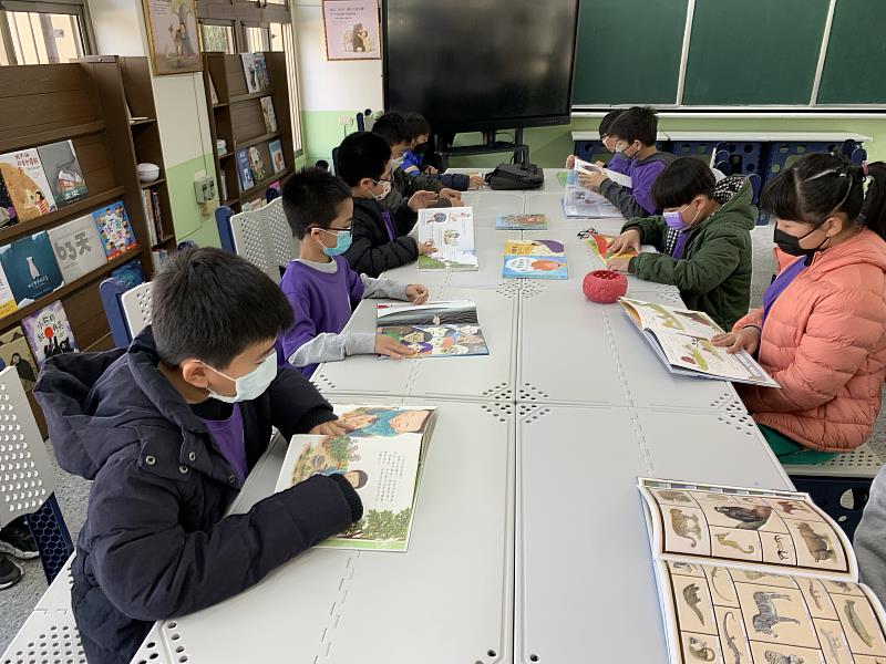 福德國小學生在靜思閱讀書軒看書(頂新和德文教基金會提供)