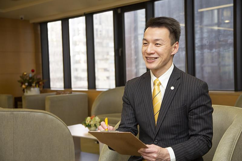 永慶房屋提供「前12個月每月5萬元」收入保障，給2023年2月1日～12月31日錄取報到的業務新人，不綁約、不需房產經驗，成為年輕人擺脫低薪的第一選擇。圖/永慶房屋提供