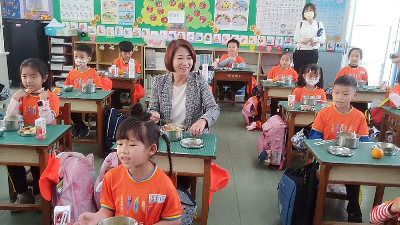 班班吃石斑 周春米視察校園供餐保證吃滿4次