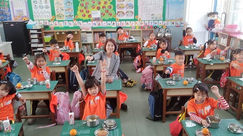 班班吃石斑 周春米視察校園供餐保證吃滿4次