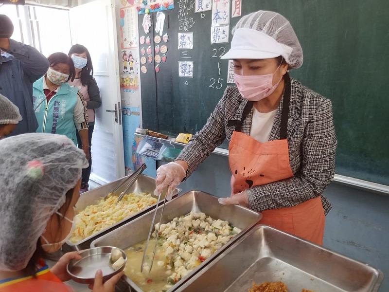 班班吃石斑 周春米視察校園供餐保證吃滿4次