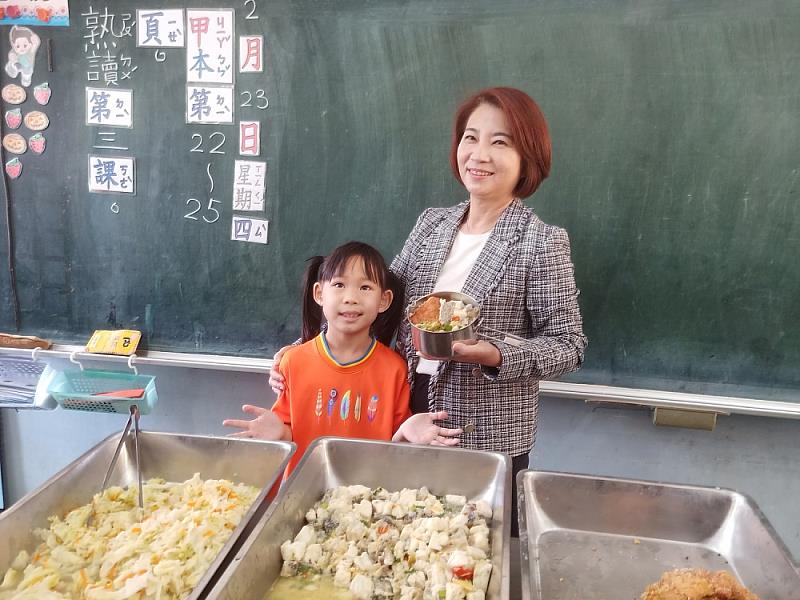 班班吃石斑 周春米視察校園供餐保證吃滿4次