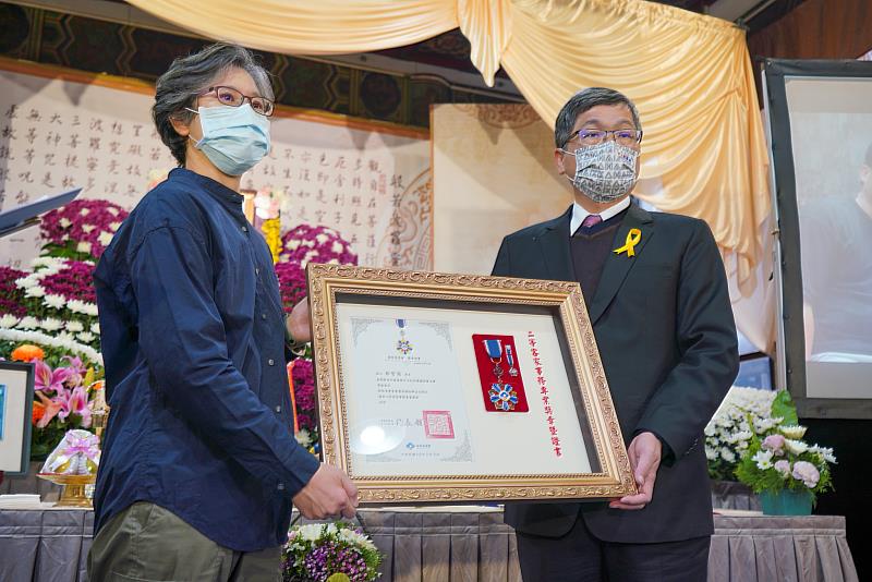 客家委員會主任委員楊長鎮頒予徐智俊旌揚狀及二等客家事務專業獎章，並由家屬徐憶珊接受。客新聞提供