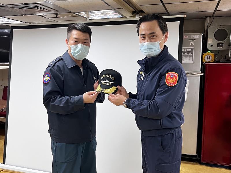 新北警婦幼隊與國家海上艦隊合作 岳飛巡防艦婦幼安全宣導。