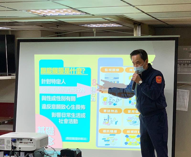 新北警婦幼隊與國家海上艦隊合作 岳飛巡防艦婦幼安全宣導。