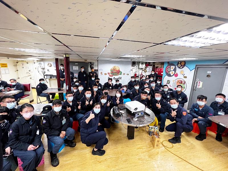 新北警婦幼隊與國家海上艦隊合作 岳飛巡防艦婦幼安全宣導。