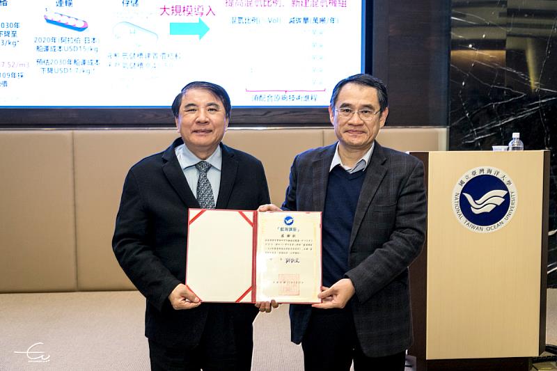 許泰文校長(左)頒發感謝狀予林法正院長(右)