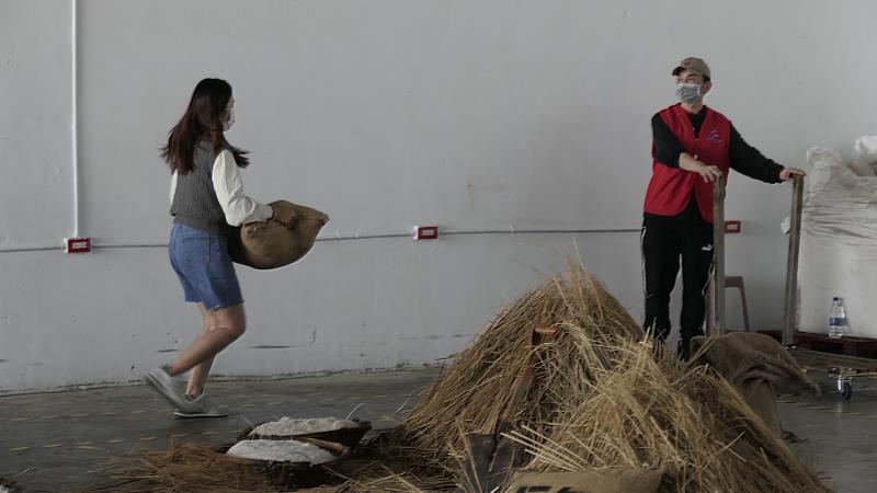 七股鹽山推「鹽工技能檢定」，連女性遊客也來小試身手，成功挑戰扛鹽包。