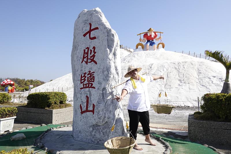 七股鹽山2023年度裝置「鹽擔下的獨白」，以年輕力壯形象，傳達鹽工勇敢無畏精神。