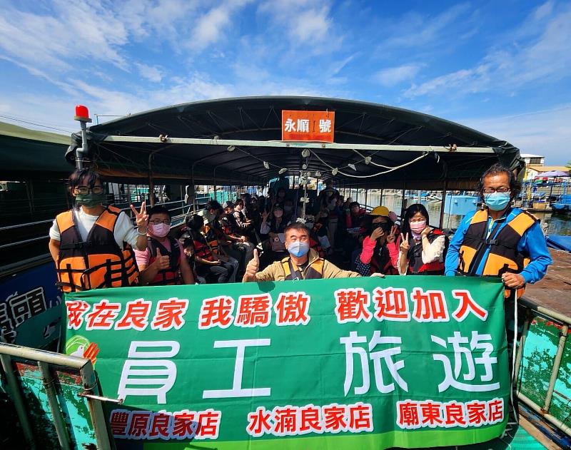 成交後客戶滿意的笑容，是陳進南團隊繼續前進的動力。圖片來源：永慶房產集團