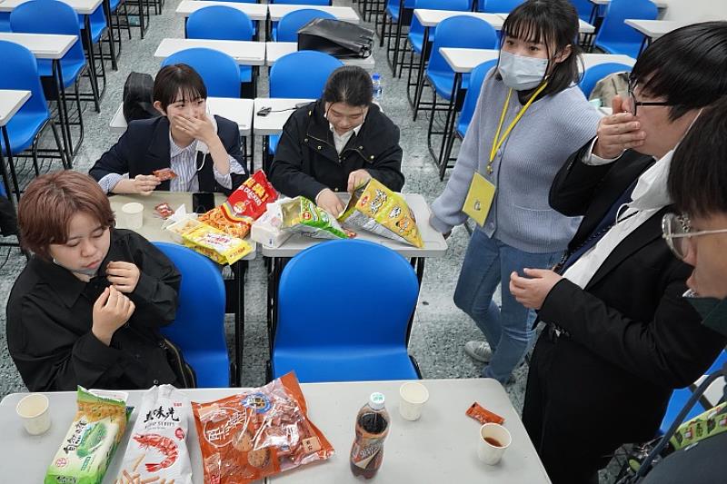 應日系學生特別準備了許多台灣零食讓日本學生嚐鮮。