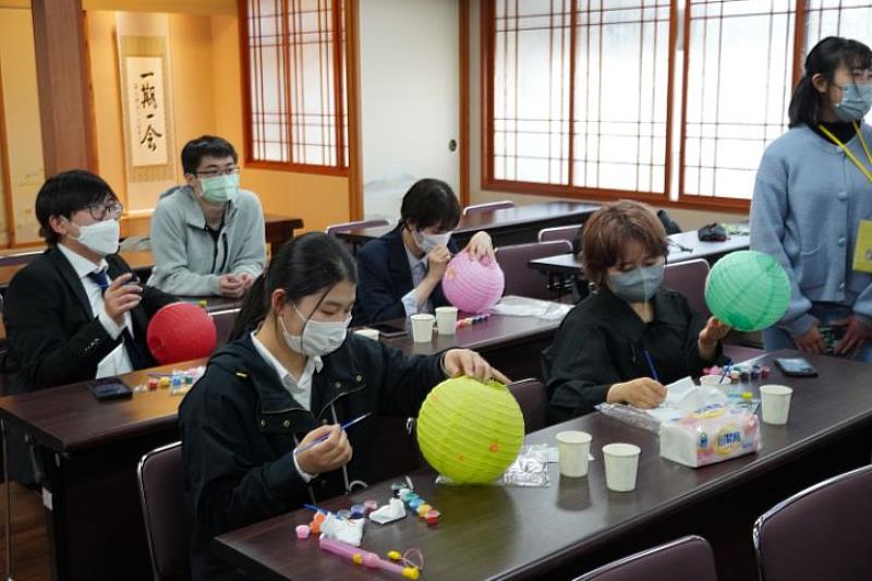 日本學生手繪燈籠，體驗台灣文化。