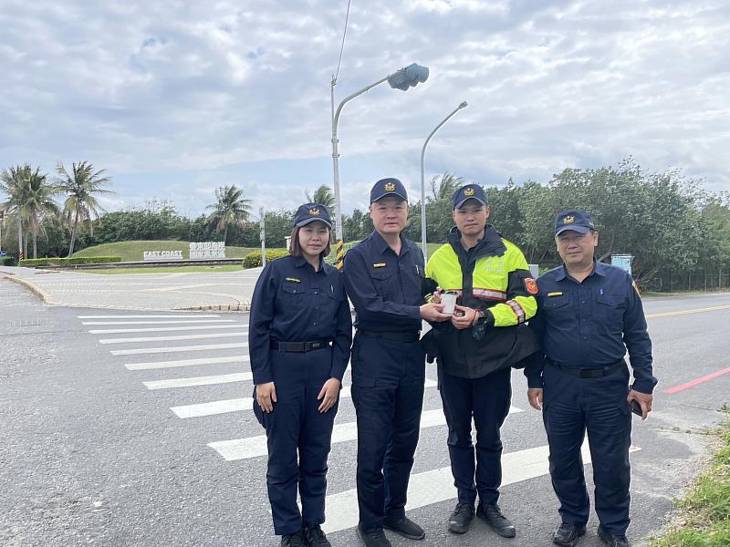 228連假交通疏導車潮湧　臺東警察分局長熱咖啡暖警心　啟動快打部隊打擊犯罪遏止糾紛
