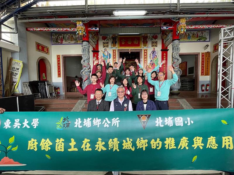 東吳大學師生於南昌宮合影