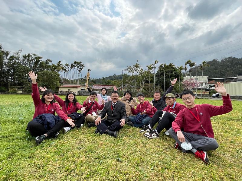 東吳大學師生於北埔鄉合作的稻米種植用地合影