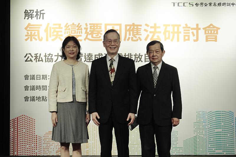 圖一、TAISE董事長簡又新大使（中）與蔡玲儀處長（左）及歐嘉瑞秘書長（右）合影