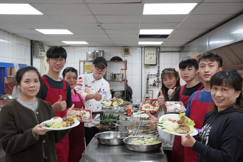 中華大學工管系碩一越籍生陳紅山（右2）在觀光學院實習餐廳「饌苑」開設食堂，讓國際專修部的越籍生每天都可以享用到家鄉味。