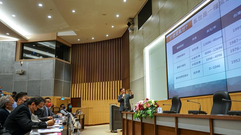 宣明智董事長以「亂世的希望－對有志青年的期許」為題，向在座師生分享經驗