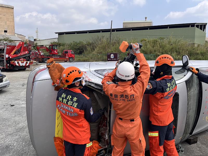 德音特搜分隊則特別選定鶯歌訓練中心預定地進行車禍救援的實際操演。