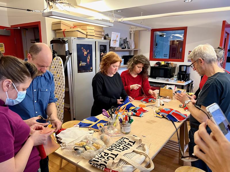 布袋戲工作坊讓學員們親手製作戲偶服飾