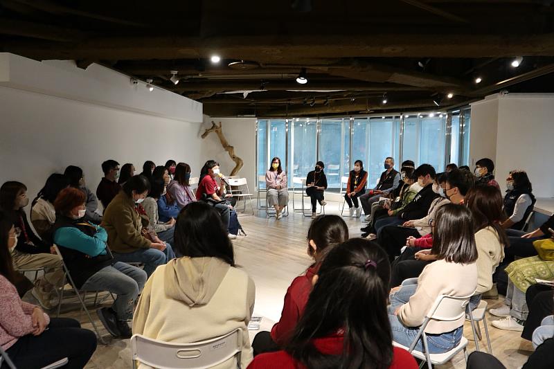 新北市衛生局心理衛生科社區心理衛生中心第一線專業工作者與世界宗教博物館導覽人員座談交流。（圖由世界宗教博物館提供）