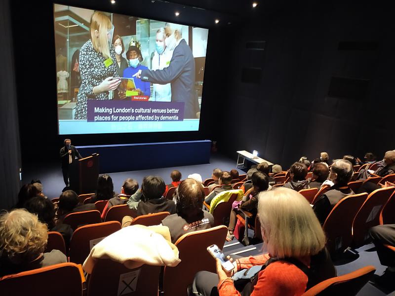 新北市衛生局專門委員陳玉澤，為博物館館員及志工分享「博物館處方箋」的概念及推廣案例。（圖由世界宗教博物館提供）