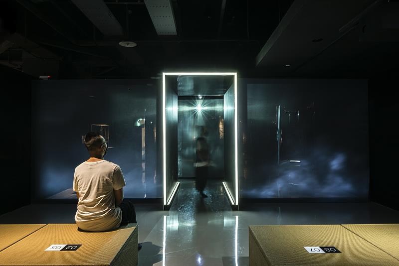 「生死晝夜」特展展區，觀眾在座位上等待叫號，走向未知。（圖由世界宗教博物館提供）