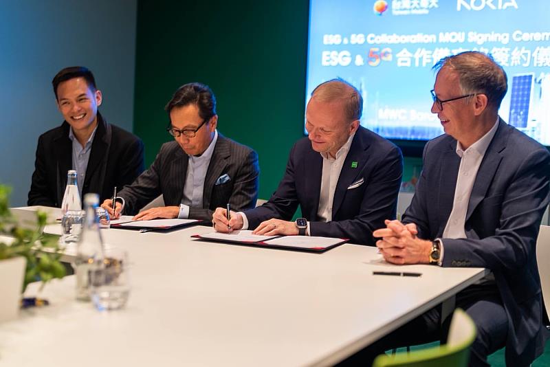 台灣大與諾基亞簽署「ESG & 5G合作備忘錄」，由台灣大董事長蔡明忠(左2)與諾基亞總裁暨執行長Pekka Lundmark(左3)擔任見證人。