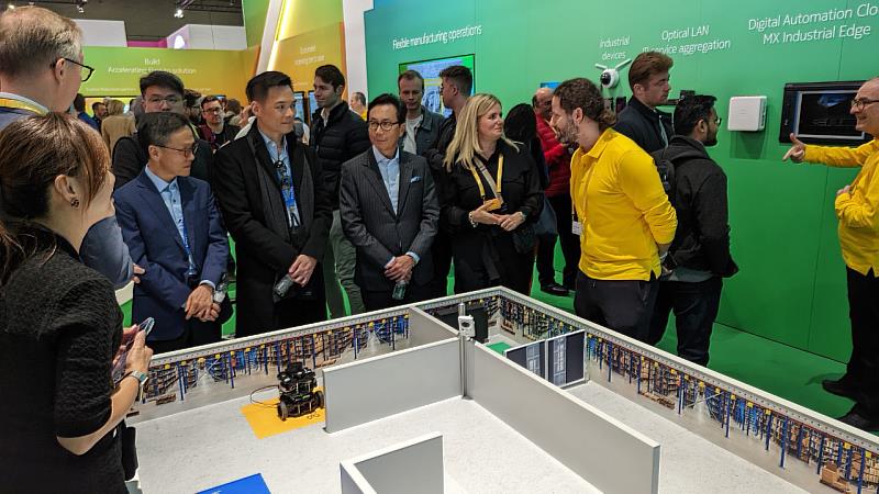 台灣大董事長蔡明忠(右3)與總經理林之晨(右4)觀摩諾基亞攤位，了解科技趨勢。