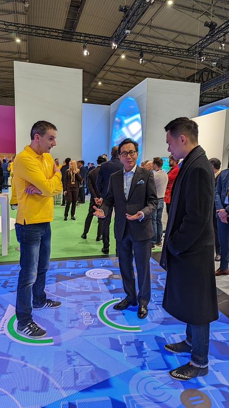 台灣大董事長蔡明忠(中)與總經理林之晨(右)參觀諾基亞攤位，體驗全新科技。