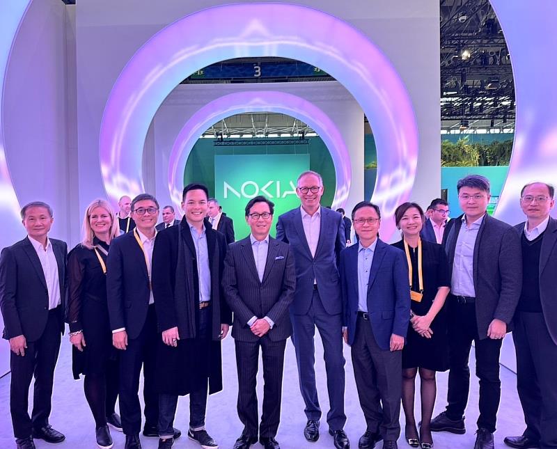 台灣大董事長蔡明忠(左5)、總經理林之晨(左4)與台灣大及諾基亞經營團隊合照。