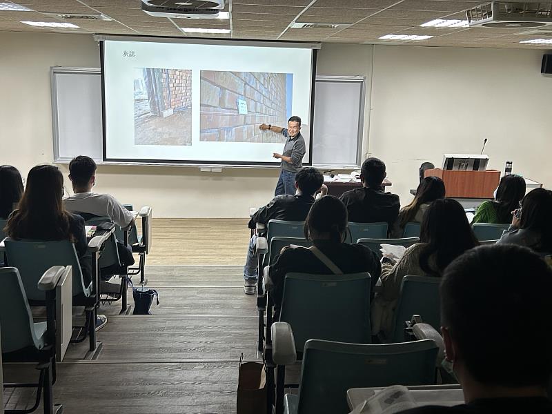 空設系邀請具施工經驗的石方室內裝修有限公司設計總監陳泓元擔任業師，指導施工作業