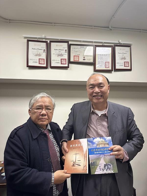 照片二：張瑞雄前校長(右)和黃炎東講座教授