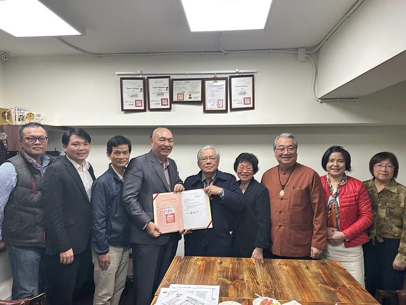 照片一：左四張瑞雄前校長，左五黃炎東講座教授，右三張錦貴校務顧問