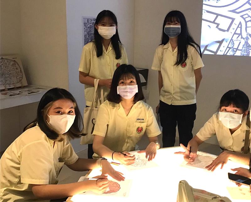 興國高中帶領雙語國際實驗班學生到奇美博物館參訪《時代的臉孔》特展，學生化身藝術家進行肖像創作，並將完成的作品展示在迷你肖像藝廊。
