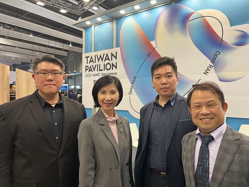 MWC台灣館今年以「台灣5G開放網路架構生態鏈」為主題，向全球秀出堅強的5G實力。圖左到右為遠傳資訊暨數位轉型科技群執行副總胡德民、遠傳總座井琪、經濟部工業局電子資訊組簡任技正李純孝、工業技術研究院南分院科技產業發展組李文欽組長。