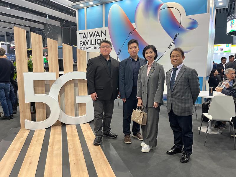 未來遠傳將持續結合5G生態圈夥伴能量，打造國際供應鏈的關鍵地位。圖左到右為遠傳資訊暨數位轉型科技群執行副總胡德民、經濟部工業局電子資訊組簡任技正李純孝、遠傳總座井琪、工業技術研究院南分院科技產業發展組李文欽組長。