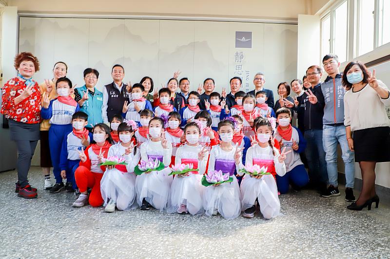 嘉縣第12座靜思閱讀書軒落成 東榮國小師生喜迎閱讀新空間-2