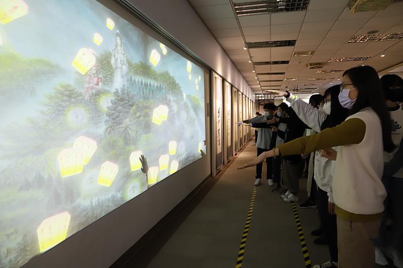 南華大學舉辦紀念特展緬懷創辦人星雲大師，教職員生於「互動天燈區」祈福，點亮心燈。