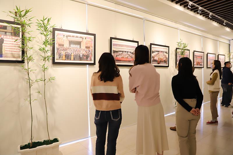 南華大學舉辦紀念特展緬懷創辦人星雲大師，展出20張創校以來的經典照片。