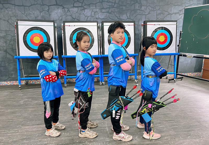 臺東縣鹿野鄉瑞源國民小學射箭隊學童們，穿著此次印有遠傳Logo，全新訂製的專業運動隊服。