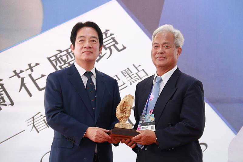 賴副總統清德頒發總冠軍獎項