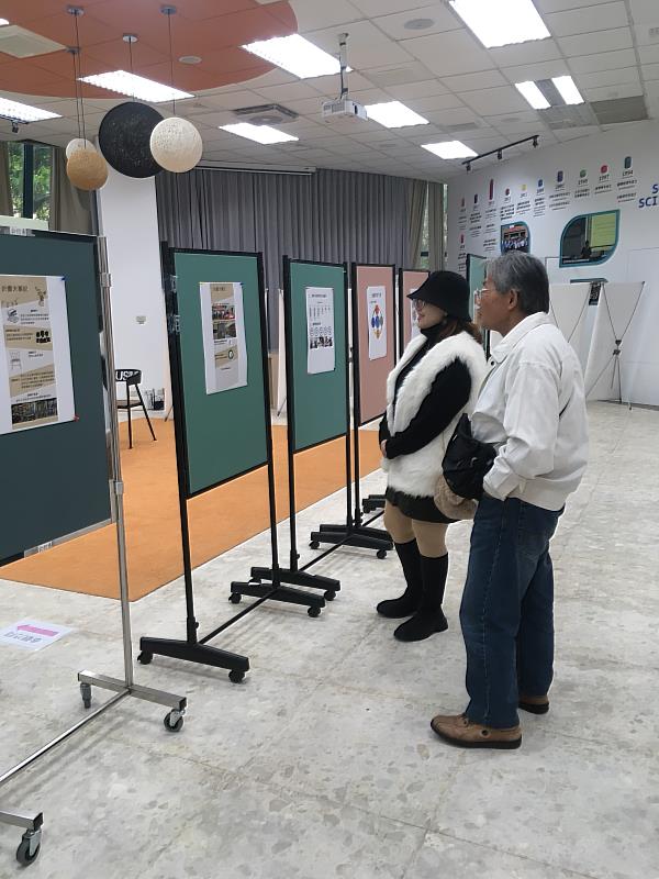 校外人士至展場參觀。