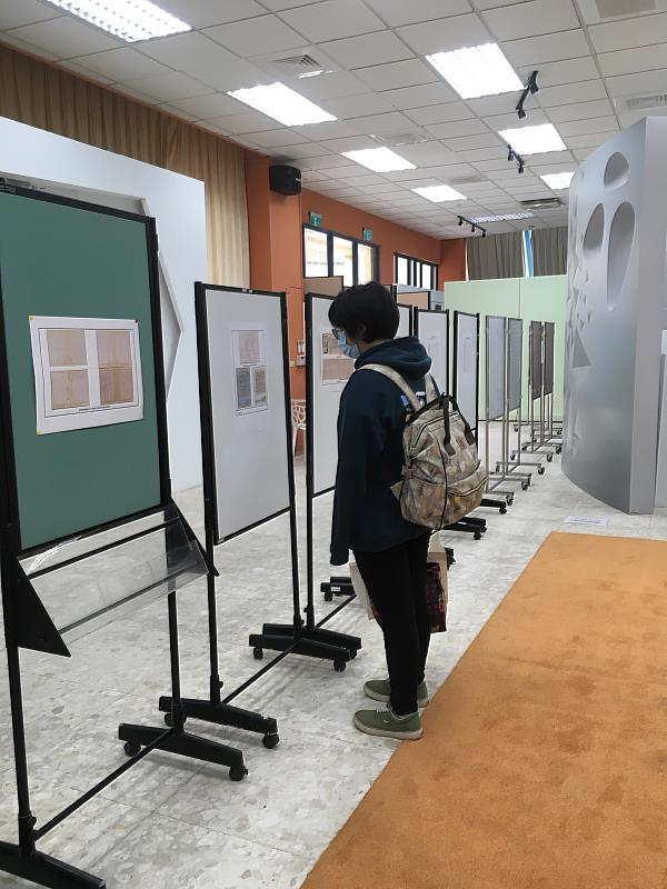 學生觀看代表性文件。
