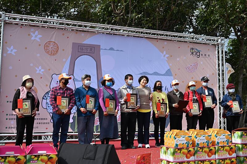 臺東東河農民節！饒慶鈴表彰模範農民 允與農會持續推廣農產品